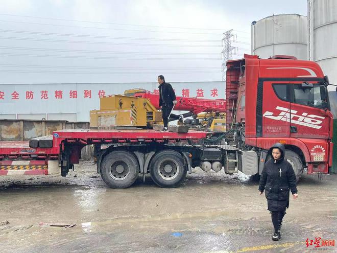 葬三年前结发妻子离世留下重组家庭的6个孩子开元棋牌舍不得多买氧气罐离世的河南卡友已下(图6)