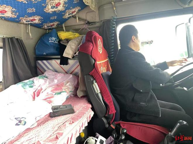 葬三年前结发妻子离世留下重组家庭的6个孩子开元棋牌舍不得多买氧气罐离世的河南卡友已下(图2)